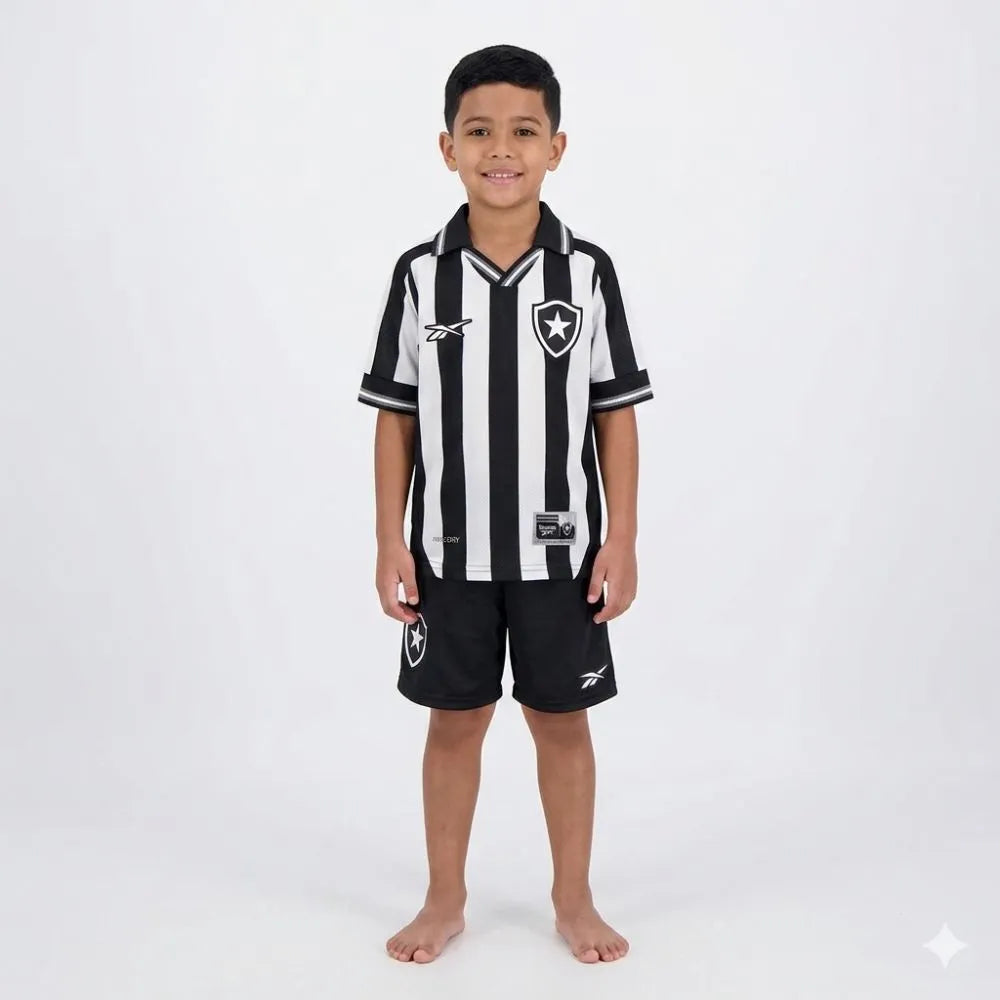 CONJUNTO INFANTIL Reebok Botafogo 2025/26 I Masculino, Camisas de Futebol, PIQUE DE JOGADOR, O primeiro manto do Glorioso chega em versão infantil para a temporada 2025/26, trazendo toda a tradição alvinegra em um kit completo com camisa e short. A Reebok preserva as icônicas listras verticais em preto e branco, agora com detalhes modernos e acabamento refinado para os pequenos torcedores viverem sua paixão desde cedo. Mais que uniforme. É o início da história alvinegra. Especificações do Produto: Modelo in