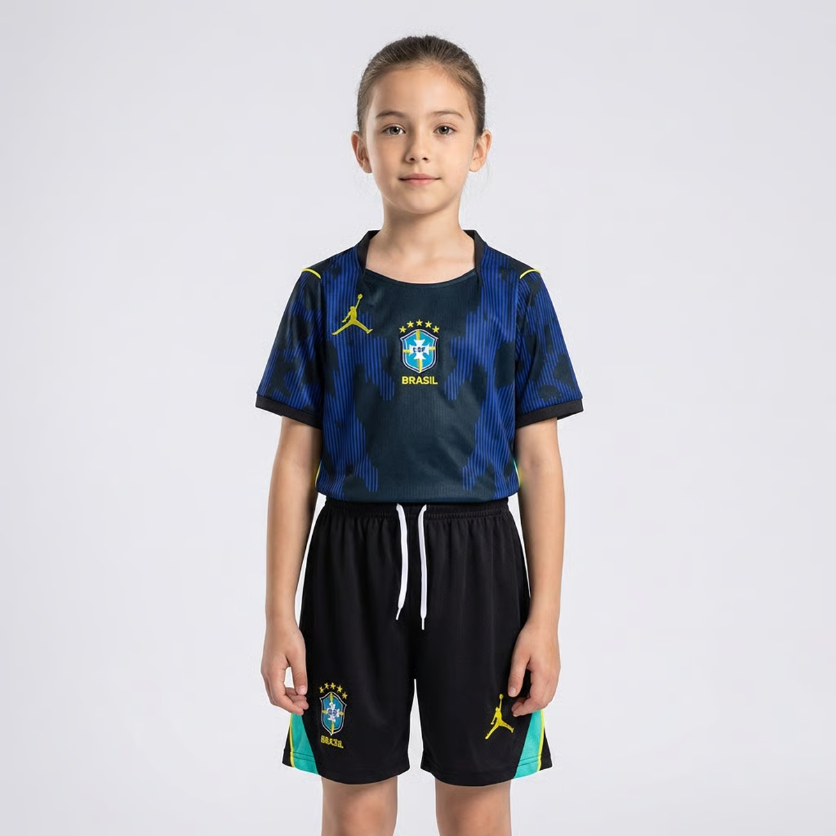Kit Infantil Feminina Brasil 2026/27 Copa do Mundo II Torcedor, Kit Infantil Brasil Reserva 26/27 - Copa do Mundo, PIQUE DE JOGADOR, O Kit Infantil Feminina Brasil 2026/27 Copa do Mundo II Torcedor foi criado para as pequenas torcedoras que querem acompanhar a Seleção Brasileira vestindo um uniforme inspirado no segundo modelo utilizado pela equipe na temporada 2026/27 e na Copa do Mundo. O conjunto combina estilo esportivo, conforto e a tradição do futebol brasileiro. O kit é composto por camisa e shorts, 