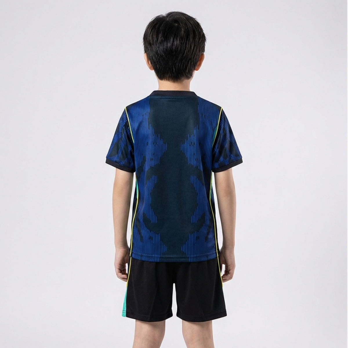 Kit Infantil Brasil 2026 Copa do Mundo II, Kit Infantil Brasil Reserva 26/27 - Copa do Mundo, PIQUE DE JOGADOR, O Kit Infantil Brasil 2026 Copa do Mundo II é ideal para os pequenos torcedores que querem vestir as cores da Seleção Brasileira e entrar no clima do maior torneio de futebol do mundo. Inspirado no uniforme alternativo utilizado pela Seleção na Copa do Mundo de 2026, o conjunto representa a tradição e o orgulho de torcer pelo Brasil. O kit é composto por camisa e shorts, trazendo o design caracter