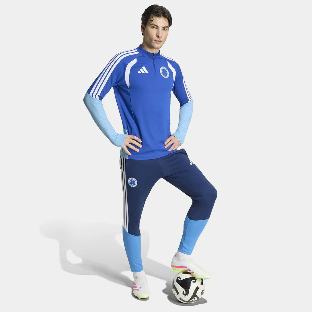 Calça de Treino Adidas Cruzeiro 26/27, Camisa Futebol, Adidas, CALÇA CRUZEIRO 26/27 TREINO Atualize sua coleção celeste com a Calça Cruzeiro 26/27 Treino Adidas Masculina! Desenvolvida para os craques da Raposa que buscam alta performance, esta calça de treino do Cruzeiro é a escolha perfeita para os torcedores. Com um design moderno em dois tons de azul, o artigo conta com as clássicas três listras na lateral e o escudo do Cabuloso em destaque na perna, ideal para exibir sua paixão com estilo e conforto. C