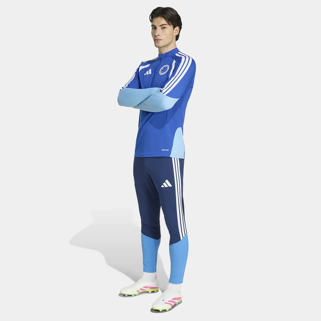 Calça de Treino Adidas Cruzeiro 26/27, Camisa Futebol, Adidas, CALÇA CRUZEIRO 26/27 TREINO Atualize sua coleção celeste com a Calça Cruzeiro 26/27 Treino Adidas Masculina! Desenvolvida para os craques da Raposa que buscam alta performance, esta calça de treino do Cruzeiro é a escolha perfeita para os torcedores. Com um design moderno em dois tons de azul, o artigo conta com as clássicas três listras na lateral e o escudo do Cabuloso em destaque na perna, ideal para exibir sua paixão com estilo e conforto. C