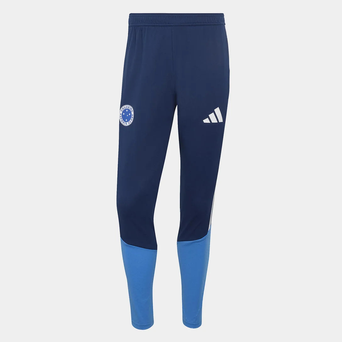 Calça de Treino Adidas Cruzeiro 26/27, Camisa Futebol, Adidas, CALÇA CRUZEIRO 26/27 TREINO Atualize sua coleção celeste com a Calça Cruzeiro 26/27 Treino Adidas Masculina! Desenvolvida para os craques da Raposa que buscam alta performance, esta calça de treino do Cruzeiro é a escolha perfeita para os torcedores. Com um design moderno em dois tons de azul, o artigo conta com as clássicas três listras na lateral e o escudo do Cabuloso em destaque na perna, ideal para exibir sua paixão com estilo e conforto. C
