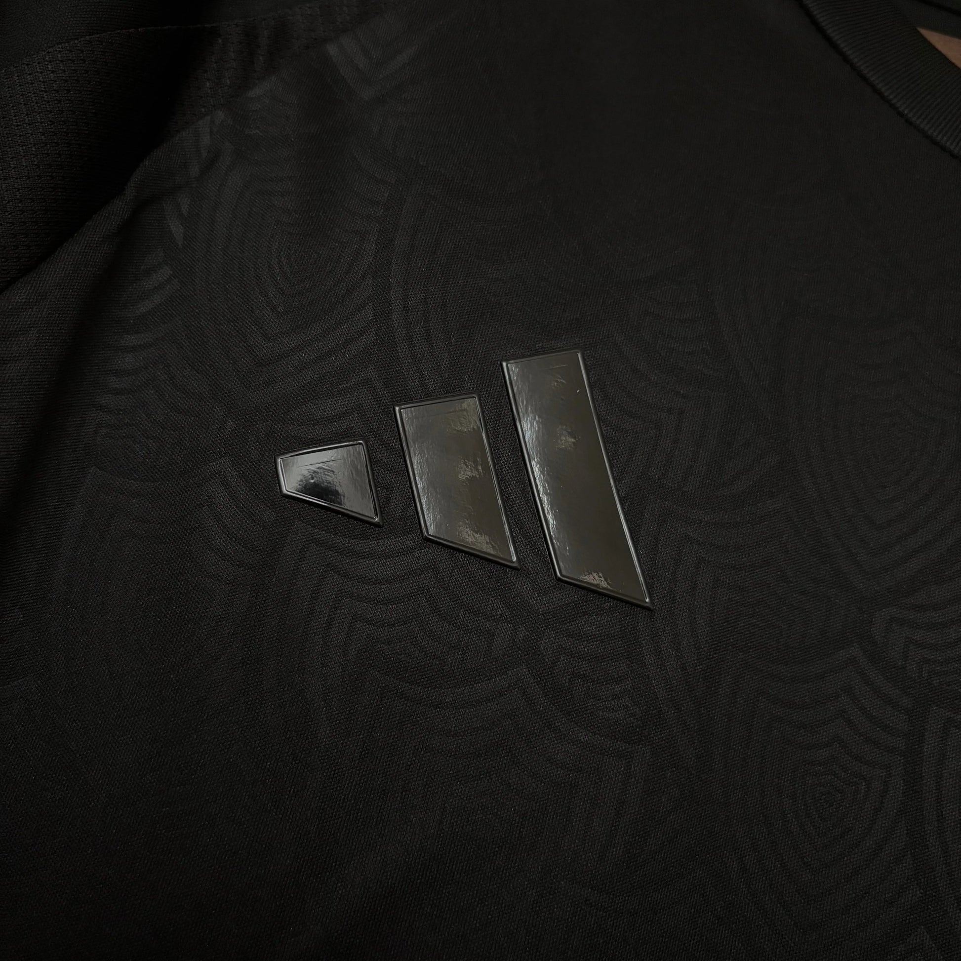 Camisa Adidas Atlético Mineiro 25/26 All Black (PRONTA ENTREGA), Camisa Futebol, Adidas, Ficha do Produto TecnologiaAeroReady: Sistema que controla o excesso de umidade do corpo, garantindo a rápida secagem do suor durante os exercícios. Composição: 100% PoliésterMarca: AdidasIndicada para: Jogo/CasualGênero: MasculinoEscudo: BordadoOrigem: ImportadoManga: Curta-PIQUE DE JOGADOR