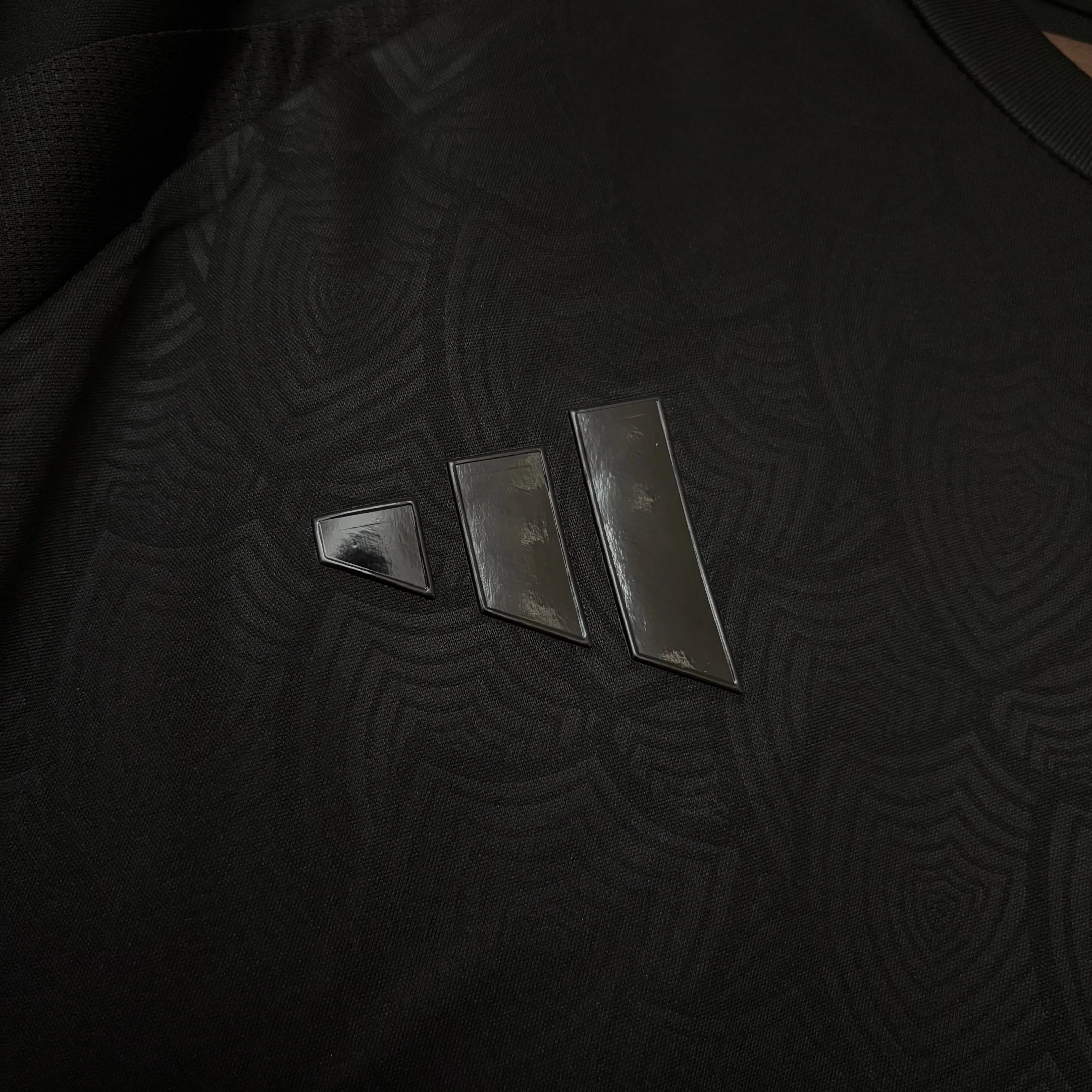 Camisa Adidas Atlético Mineiro 25/26 All Black (PRONTA ENTREGA), Camisa Futebol, Adidas, Ficha do Produto TecnologiaAeroReady: Sistema que controla o excesso de umidade do corpo, garantindo a rápida secagem do suor durante os exercícios. Composição: 100% PoliésterMarca: AdidasIndicada para: Jogo/CasualGênero: MasculinoEscudo: BordadoOrigem: ImportadoManga: Curta-PIQUE DE JOGADOR