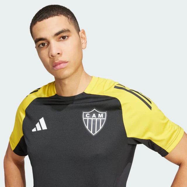 Camisa Adidas Atlético Mineiro 25/26 Treino, Camisa Futebol, Adidas, Ficha do Produto TecnologiaAeroReady: Sistema que controla o excesso de umidade do corpo, garantindo a rápida secagem do suor durante os exercícios. Composição: 100% PoliésterMarca: AdidasIndicada para: Jogo/CasualGênero: MasculinoEscudo: BordadoOrigem: ImportadoManga: Curta-PIQUE DE JOGADOR