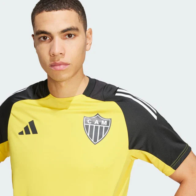 Camisa Adidas Atlético Mineiro 25/26 Treino II, Camisa Futebol, Adidas, Ficha do Produto TecnologiaAeroReady: Sistema que controla o excesso de umidade do corpo, garantindo a rápida secagem do suor durante os exercícios. Composição: 100% PoliésterMarca: AdidasIndicada para: Jogo/CasualGênero: MasculinoEscudo: BordadoOrigem: ImportadoManga: Curta-PIQUE DE JOGADOR