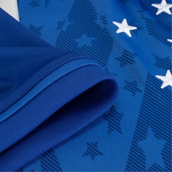 Camisa Adidas Cruzeiro 24/25 Home, Camisa Futebol, Adidas, Ficha do Produto TecnologiaAeroReady: Sistema que controla o excesso de umidade do corpo, garantindo a rápida secagem do suor durante os exercícios. Composição: 100% PoliésterMarca: AdidasIndicada para: Jogo/CasualGênero: MasculinoEscudo: EmborrachadoOrigem: ImportadoManga: Curta-PIQUE DE JOGADOR
