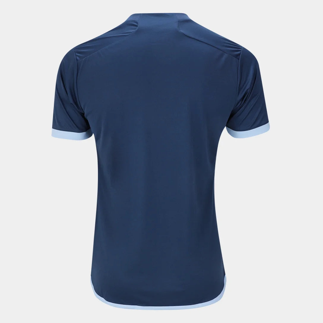 Camisa Adidas Cruzeiro 24/25 Third, Camisa Futebol, Adidas, Ficha do Produto TecnologiaAeroReady: Sistema que controla o excesso de umidade do corpo, garantindo a rápida secagem do suor durante os exercícios. Composição: 100% PoliésterMarca: AdidasIndicada para: Jogo/CasualGênero: MasculinoEscudo: EmborrachadoOrigem: ImportadoManga: Curta-PIQUE DE JOGADOR