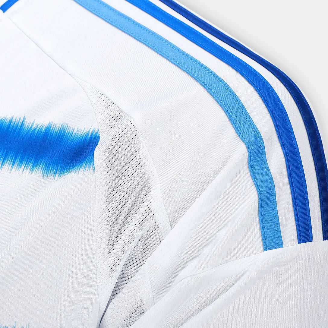 Camisa Adidas Cruzeiro 25/26 Away #25 L. Villalba, Camisa Futebol, Adidas, Ficha do Produto TecnologiaAeroReady: Sistema que controla o excesso de umidade do corpo, garantindo a rápida secagem do suor durante os exercícios. Composição: 100% PoliésterMarca: AdidasIndicada para: Jogo/CasualGênero: MasculinoEscudo: EmborrachadoOrigem: ImportadoManga: Curta-PIQUE DE JOGADOR