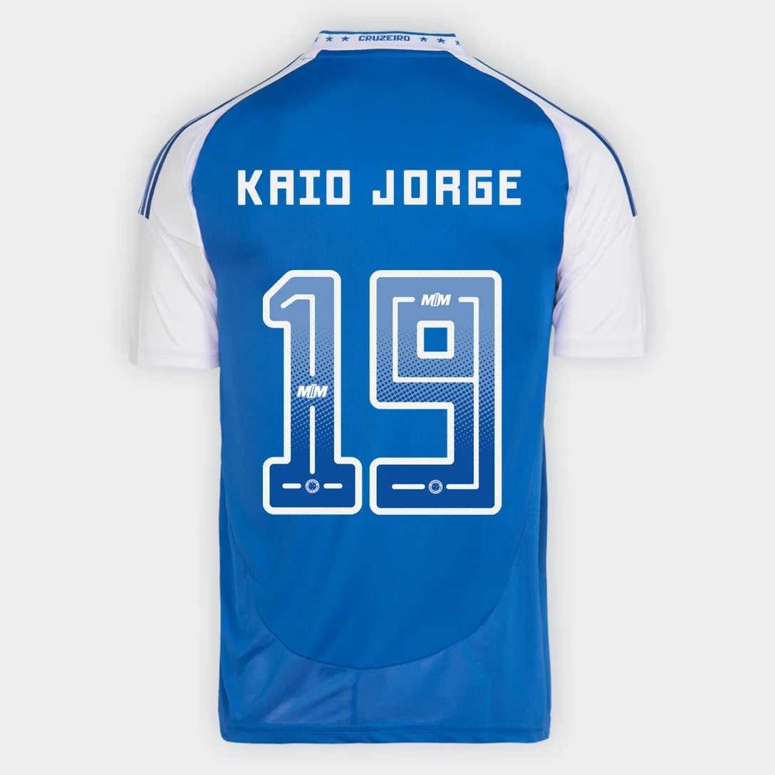 Camisa Adidas Cruzeiro 25/26 Home #19 Kaio Jorge, Camisa Futebol, Adidas, Ficha do Produto TecnologiaAeroReady: Sistema que controla o excesso de umidade do corpo, garantindo a rápida secagem do suor durante os exercícios. Composição: 100% PoliésterMarca: AdidasIndicada para: Jogo/CasualGênero: MasculinoEscudo: EmborrachadoOrigem: ImportadoManga: Curta-PIQUE DE JOGADOR
