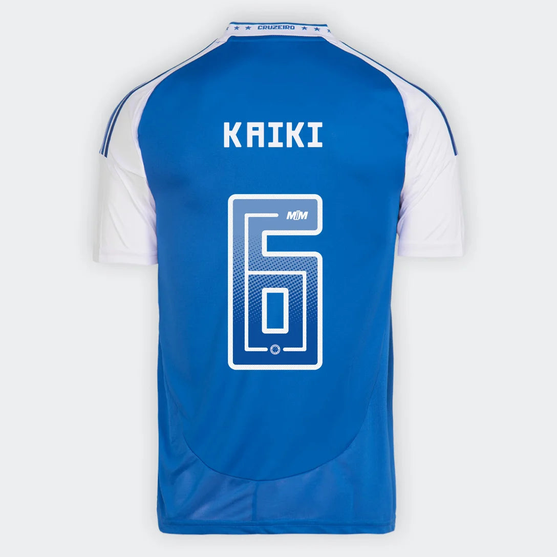 Camisa Adidas Cruzeiro 25/26 Home #6 Kaiki, Camisa Futebol, Adidas, Ficha do Produto TecnologiaAeroReady: Sistema que controla o excesso de umidade do corpo, garantindo a rápida secagem do suor durante os exercícios. Composição: 100% PoliésterMarca: AdidasIndicada para: Jogo/CasualGênero: MasculinoEscudo: EmborrachadoOrigem: ImportadoManga: Curta-PIQUE DE JOGADOR