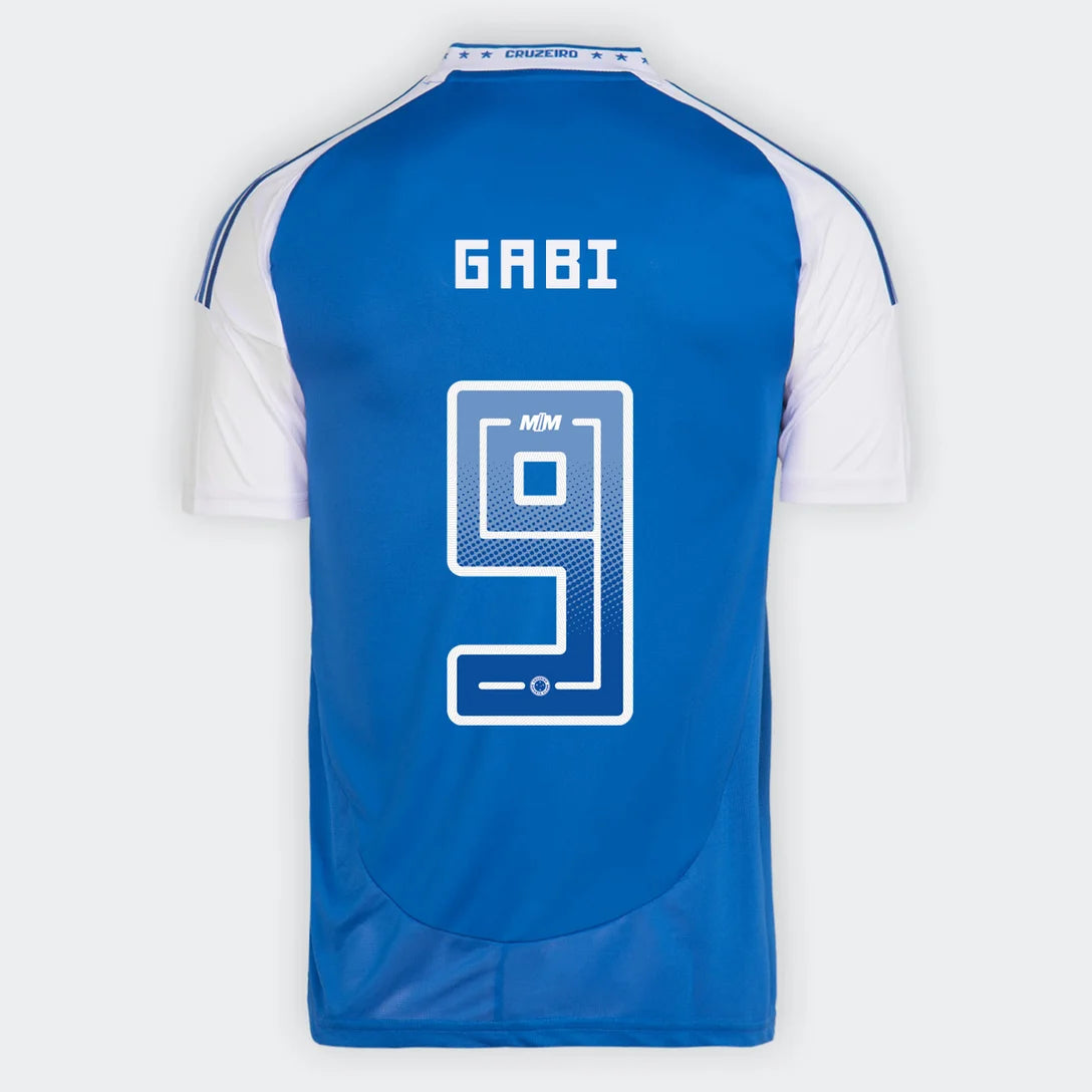 Camisa Adidas Cruzeiro 25/26 Home #9 Gabi, Camisa Futebol, Adidas, Ficha do Produto TecnologiaAeroReady: Sistema que controla o excesso de umidade do corpo, garantindo a rápida secagem do suor durante os exercícios. Composição: 100% PoliésterMarca: AdidasIndicada para: Jogo/CasualGênero: MasculinoEscudo: EmborrachadoOrigem: ImportadoManga: Curta-PIQUE DE JOGADOR