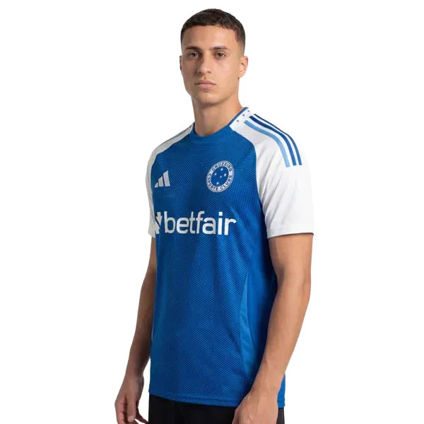 Camisa Adidas Cruzeiro 25/26 Home, Camisa Futebol, Adidas, Ficha do Produto TecnologiaAeroReady: Sistema que controla o excesso de umidade do corpo, garantindo a rápida secagem do suor durante os exercícios. Composição: 100% PoliésterMarca: AdidasIndicada para: Jogo/CasualGênero: MasculinoEscudo: EmborrachadoOrigem: ImportadoManga: Curta-PIQUE DE JOGADOR