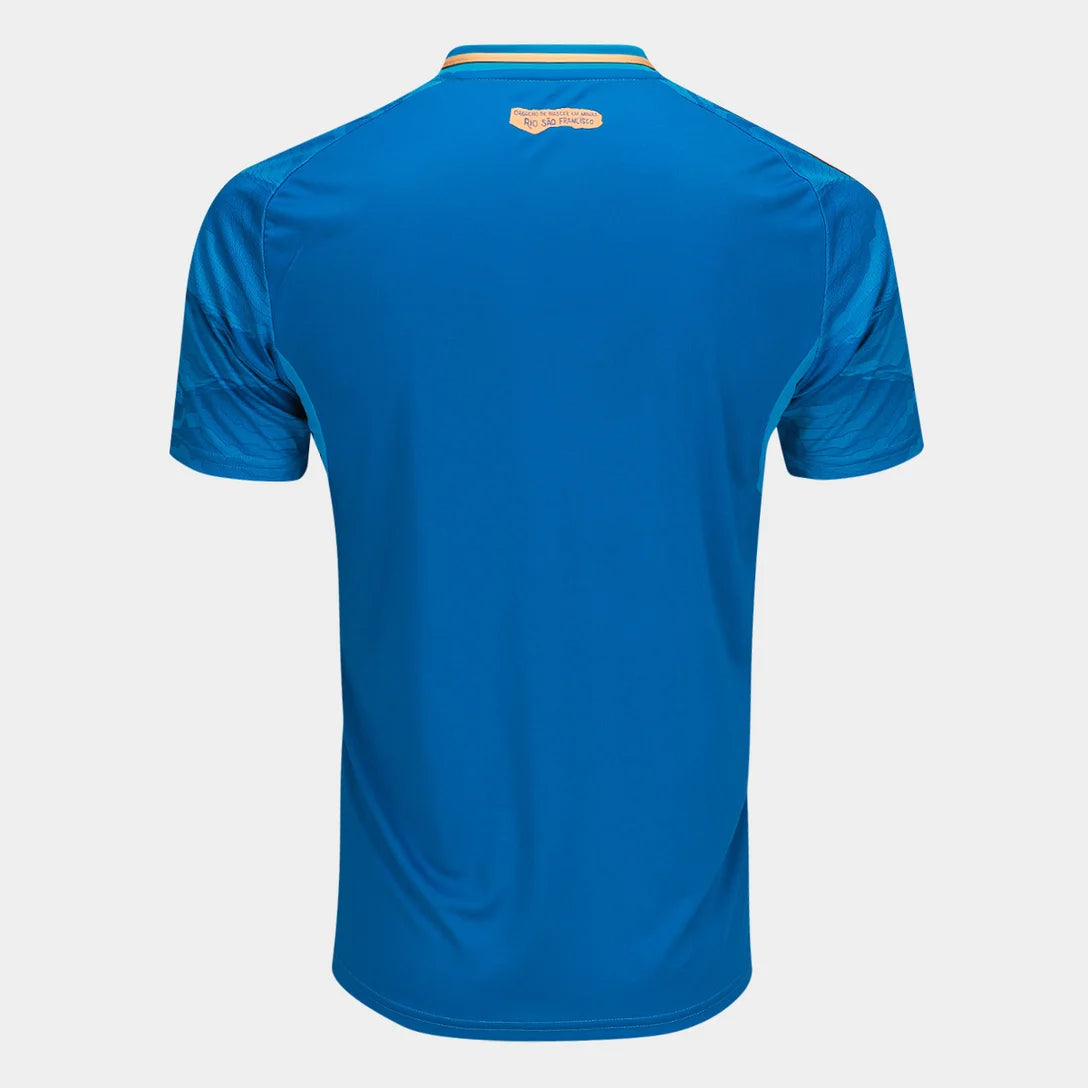 Camisa Adidas Cruzeiro 25/26 Third, Camisa Futebol, Adidas, Ficha do Produto Mostre o orgulho Celeste com a Camisa Cruzeiro III 25/26! Escolha certa para os torcedores que buscam um visual cheio de atitude, esta camisa do Cruzeiro apresenta um design moderno em predominância azul com detalhes dourados, ideal para exibir seu amor pelo Cabuloso com estilo e sofisticação. Confeccionada em tecido respirável com tecnologia AEROREADY, garante bem-estar e liberdade de movimento para todos os momentos, enquanto o p