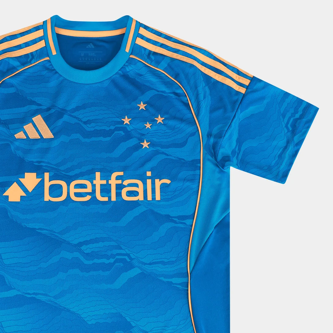 Camisa Adidas Cruzeiro 25/26 Third, Camisa Futebol, Adidas, Ficha do Produto Mostre o orgulho Celeste com a Camisa Cruzeiro III 25/26! Escolha certa para os torcedores que buscam um visual cheio de atitude, esta camisa do Cruzeiro apresenta um design moderno em predominância azul com detalhes dourados, ideal para exibir seu amor pelo Cabuloso com estilo e sofisticação. Confeccionada em tecido respirável com tecnologia AEROREADY, garante bem-estar e liberdade de movimento para todos os momentos, enquanto o p