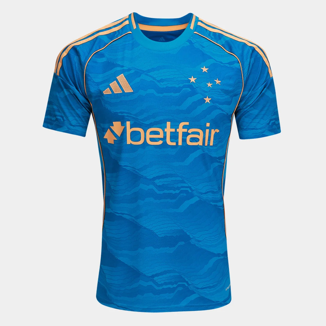 Camisa Adidas Cruzeiro 25/26 Third, Camisa Futebol, Adidas, Ficha do Produto Mostre o orgulho Celeste com a Camisa Cruzeiro III 25/26! Escolha certa para os torcedores que buscam um visual cheio de atitude, esta camisa do Cruzeiro apresenta um design moderno em predominância azul com detalhes dourados, ideal para exibir seu amor pelo Cabuloso com estilo e sofisticação. Confeccionada em tecido respirável com tecnologia AEROREADY, garante bem-estar e liberdade de movimento para todos os momentos, enquanto o p