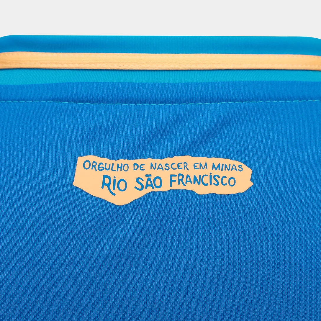 Camisa Adidas Cruzeiro 25/26 Third C/ Patrocínios, Camisa Futebol, Adidas, Ficha do Produto Mostre o orgulho Celeste com a Camisa Cruzeiro III 25/26! Escolha certa para os torcedores que buscam um visual cheio de atitude, esta camisa do Cruzeiro apresenta um design moderno em predominância azul com detalhes dourados, ideal para exibir seu amor pelo Cabuloso com estilo e sofisticação. Confeccionada em tecido respirável com tecnologia AEROREADY, garante bem-estar e liberdade de movimento para todos os momento