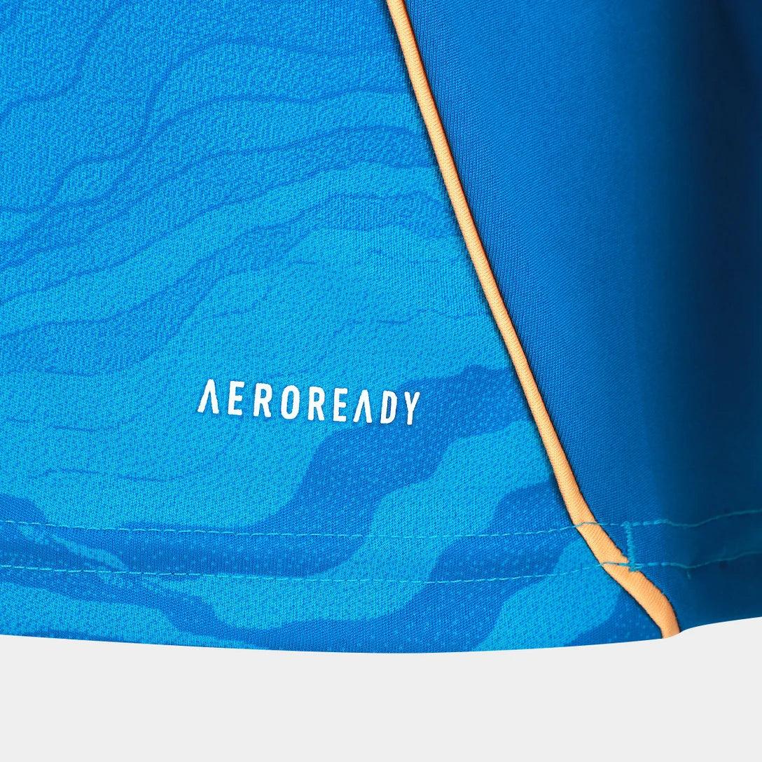 Camisa Adidas Cruzeiro 25/26 Third C/ Patrocínios, Camisa Futebol, Adidas, Ficha do Produto Mostre o orgulho Celeste com a Camisa Cruzeiro III 25/26! Escolha certa para os torcedores que buscam um visual cheio de atitude, esta camisa do Cruzeiro apresenta um design moderno em predominância azul com detalhes dourados, ideal para exibir seu amor pelo Cabuloso com estilo e sofisticação. Confeccionada em tecido respirável com tecnologia AEROREADY, garante bem-estar e liberdade de movimento para todos os momento