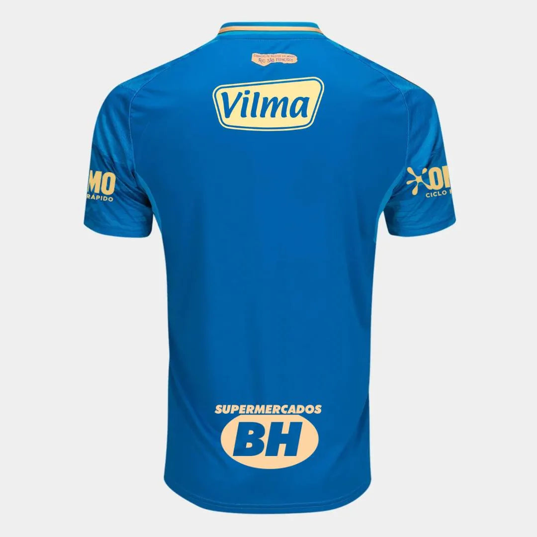 Camisa Adidas Cruzeiro 25/26 Third C/ Patrocínios, Camisa Futebol, Adidas, Ficha do Produto Mostre o orgulho Celeste com a Camisa Cruzeiro III 25/26! Escolha certa para os torcedores que buscam um visual cheio de atitude, esta camisa do Cruzeiro apresenta um design moderno em predominância azul com detalhes dourados, ideal para exibir seu amor pelo Cabuloso com estilo e sofisticação. Confeccionada em tecido respirável com tecnologia AEROREADY, garante bem-estar e liberdade de movimento para todos os momento