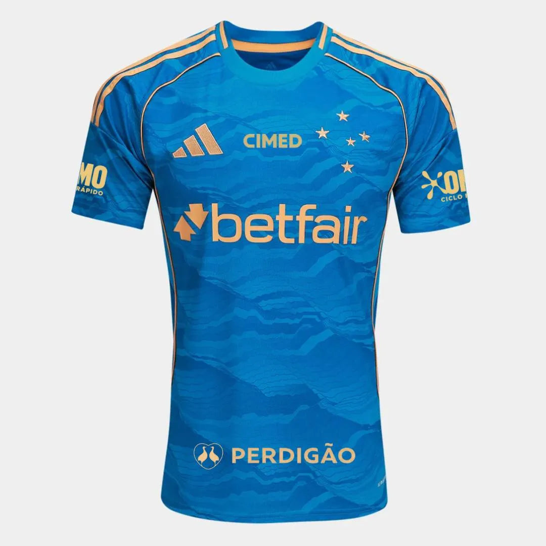 Camisa Adidas Cruzeiro 25/26 Third C/ Patrocínios, Camisa Futebol, Adidas, Ficha do Produto Mostre o orgulho Celeste com a Camisa Cruzeiro III 25/26! Escolha certa para os torcedores que buscam um visual cheio de atitude, esta camisa do Cruzeiro apresenta um design moderno em predominância azul com detalhes dourados, ideal para exibir seu amor pelo Cabuloso com estilo e sofisticação. Confeccionada em tecido respirável com tecnologia AEROREADY, garante bem-estar e liberdade de movimento para todos os momento