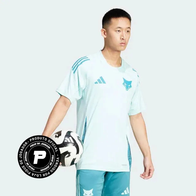 Camisa Adidas Cruzeiro 25/26 Treino II, Camisa Futebol, Adidas, Ficha do Produto TecnologiaAeroReady: Sistema que controla o excesso de umidade do corpo, garantindo a rápida secagem do suor durante os exercícios. Composição: 100% PoliésterMarca: AdidasIndicada para: Jogo/CasualGênero: MasculinoEscudo: EmborrachadoOrigem: ImportadoManga: Curta-PIQUE DE JOGADOR