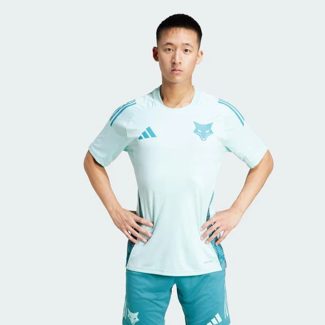 Camisa Adidas Cruzeiro 25/26 Treino II, Camisa Futebol, Adidas, Ficha do Produto TecnologiaAeroReady: Sistema que controla o excesso de umidade do corpo, garantindo a rápida secagem do suor durante os exercícios. Composição: 100% PoliésterMarca: AdidasIndicada para: Jogo/CasualGênero: MasculinoEscudo: EmborrachadoOrigem: ImportadoManga: Curta-PIQUE DE JOGADOR