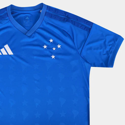 Camisa Adidas Cruzeiro 26/27 Home, Camisa Futebol, Adidas, Camisa de futebol com tecnologia Aeroready para ajudar você a se sentir confortável. Quando se trata de futebol, herança e inovação andam de mãos dadas. A Camisa I Cruzeiro 26 celebra a conexão celestial do clube com um design inspirado nas estrelas e no denim. O logo bordado da adidas e o escudo do clube adicionam autenticidade e orgulho ao visual, enquanto a tecnologia Aeroready ajuda a manter o conforto, seja torcendo nas arquibancadas ou jogando