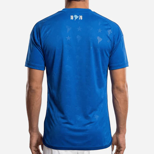 Camisa Adidas Cruzeiro 26/27 Home, Camisa Futebol, Adidas, Camisa de futebol com tecnologia Aeroready para ajudar você a se sentir confortável. Quando se trata de futebol, herança e inovação andam de mãos dadas. A Camisa I Cruzeiro 26 celebra a conexão celestial do clube com um design inspirado nas estrelas e no denim. O logo bordado da adidas e o escudo do clube adicionam autenticidade e orgulho ao visual, enquanto a tecnologia Aeroready ajuda a manter o conforto, seja torcendo nas arquibancadas ou jogando