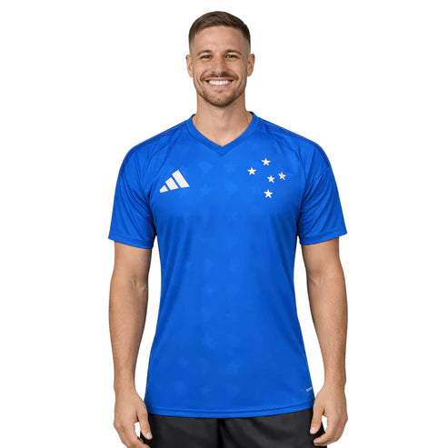 Camisa Adidas Cruzeiro 26/27 Home, Camisa Futebol, Adidas, Camisa de futebol com tecnologia Aeroready para ajudar você a se sentir confortável. Quando se trata de futebol, herança e inovação andam de mãos dadas. A Camisa I Cruzeiro 26 celebra a conexão celestial do clube com um design inspirado nas estrelas e no denim. O logo bordado da adidas e o escudo do clube adicionam autenticidade e orgulho ao visual, enquanto a tecnologia Aeroready ajuda a manter o conforto, seja torcendo nas arquibancadas ou jogando