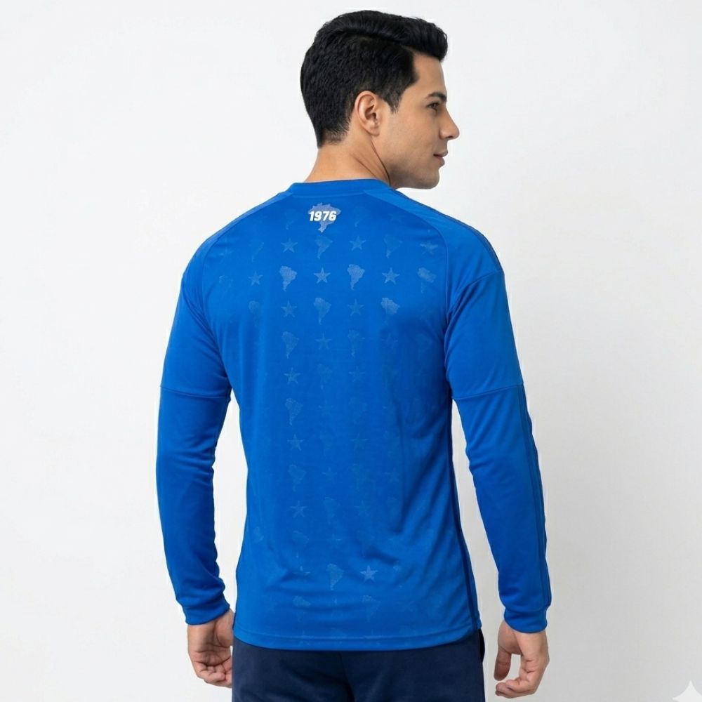 Camisa Adidas Cruzeiro 26/27 Home Manga Longa, Camisa Futebol, Adidas, Camisa de futebol com tecnologia Aeroready para ajudar você a se sentir confortável. Quando se trata de futebol, herança e inovação andam de mãos dadas. A Camisa I Cruzeiro 26 celebra a conexão celestial do clube com um design inspirado nas estrelas e no denim. O logo bordado da adidas e o escudo do clube adicionam autenticidade e orgulho ao visual, enquanto a tecnologia Aeroready ajuda a manter o conforto, seja torcendo nas arquibancada