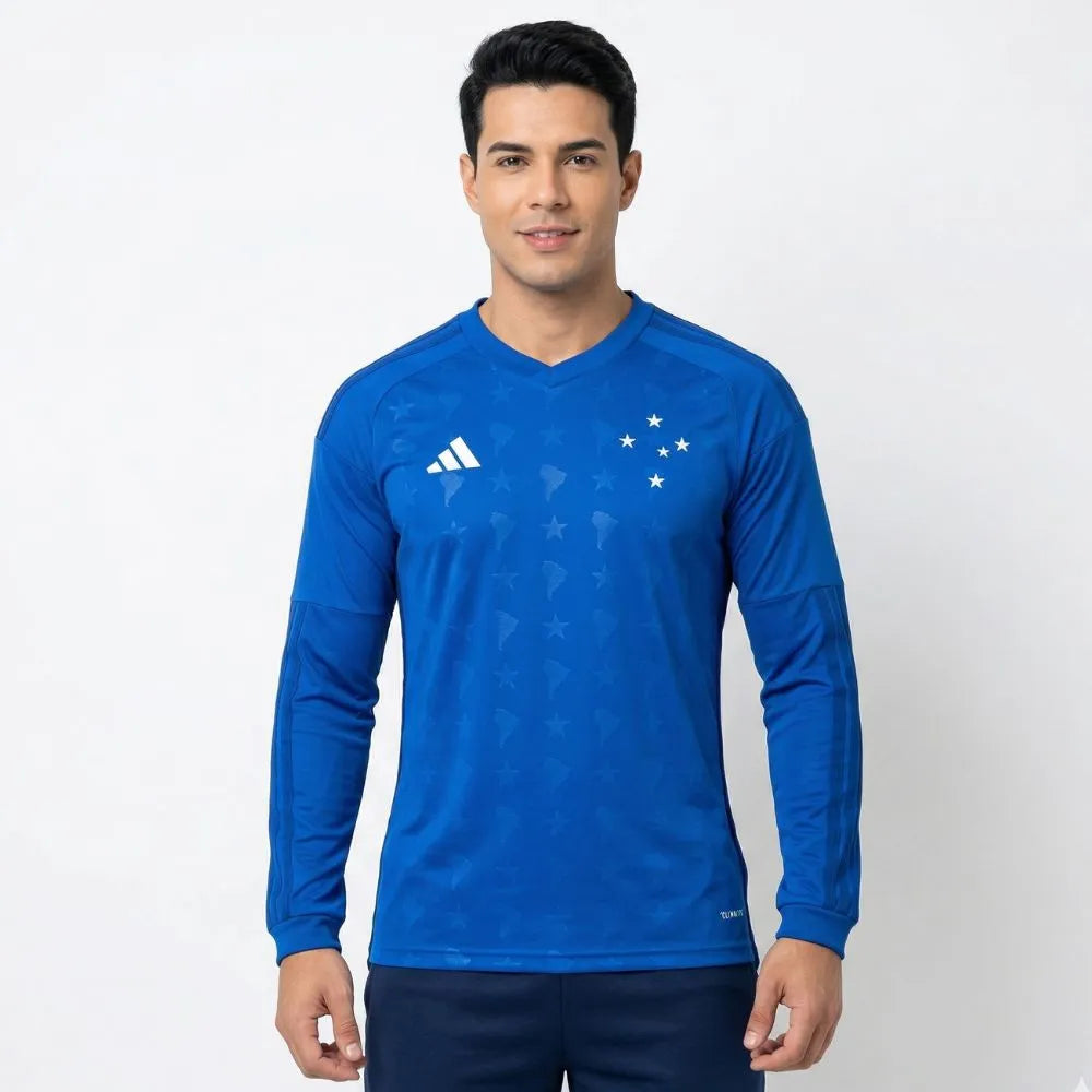 Camisa Adidas Cruzeiro 26/27 Home Manga Longa, Camisa Futebol, Adidas, Camisa de futebol com tecnologia Aeroready para ajudar você a se sentir confortável. Quando se trata de futebol, herança e inovação andam de mãos dadas. A Camisa I Cruzeiro 26 celebra a conexão celestial do clube com um design inspirado nas estrelas e no denim. O logo bordado da adidas e o escudo do clube adicionam autenticidade e orgulho ao visual, enquanto a tecnologia Aeroready ajuda a manter o conforto, seja torcendo nas arquibancada