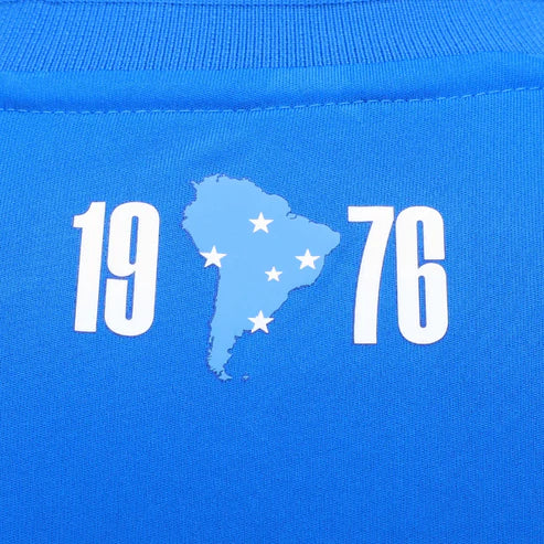 Camisa Adidas Cruzeiro 26/27 Home Manga Longa C/ Patrocínios, Camisa Futebol, Adidas, Camisa de futebol com tecnologia Aeroready para ajudar você a se sentir confortável. Quando se trata de futebol, herança e inovação andam de mãos dadas. A Camisa I Cruzeiro 26 celebra a conexão celestial do clube com um design inspirado nas estrelas e no denim. O logo bordado da adidas e o escudo do clube adicionam autenticidade e orgulho ao visual, enquanto a tecnologia Aeroready ajuda a manter o conforto, seja torcendo n