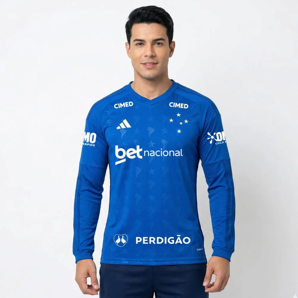 Camisa Adidas Cruzeiro 26/27 Home Manga Longa C/ Patrocínios, Camisa Futebol, Adidas, Camisa de futebol com tecnologia Aeroready para ajudar você a se sentir confortável. Quando se trata de futebol, herança e inovação andam de mãos dadas. A Camisa I Cruzeiro 26 celebra a conexão celestial do clube com um design inspirado nas estrelas e no denim. O logo bordado da adidas e o escudo do clube adicionam autenticidade e orgulho ao visual, enquanto a tecnologia Aeroready ajuda a manter o conforto, seja torcendo n