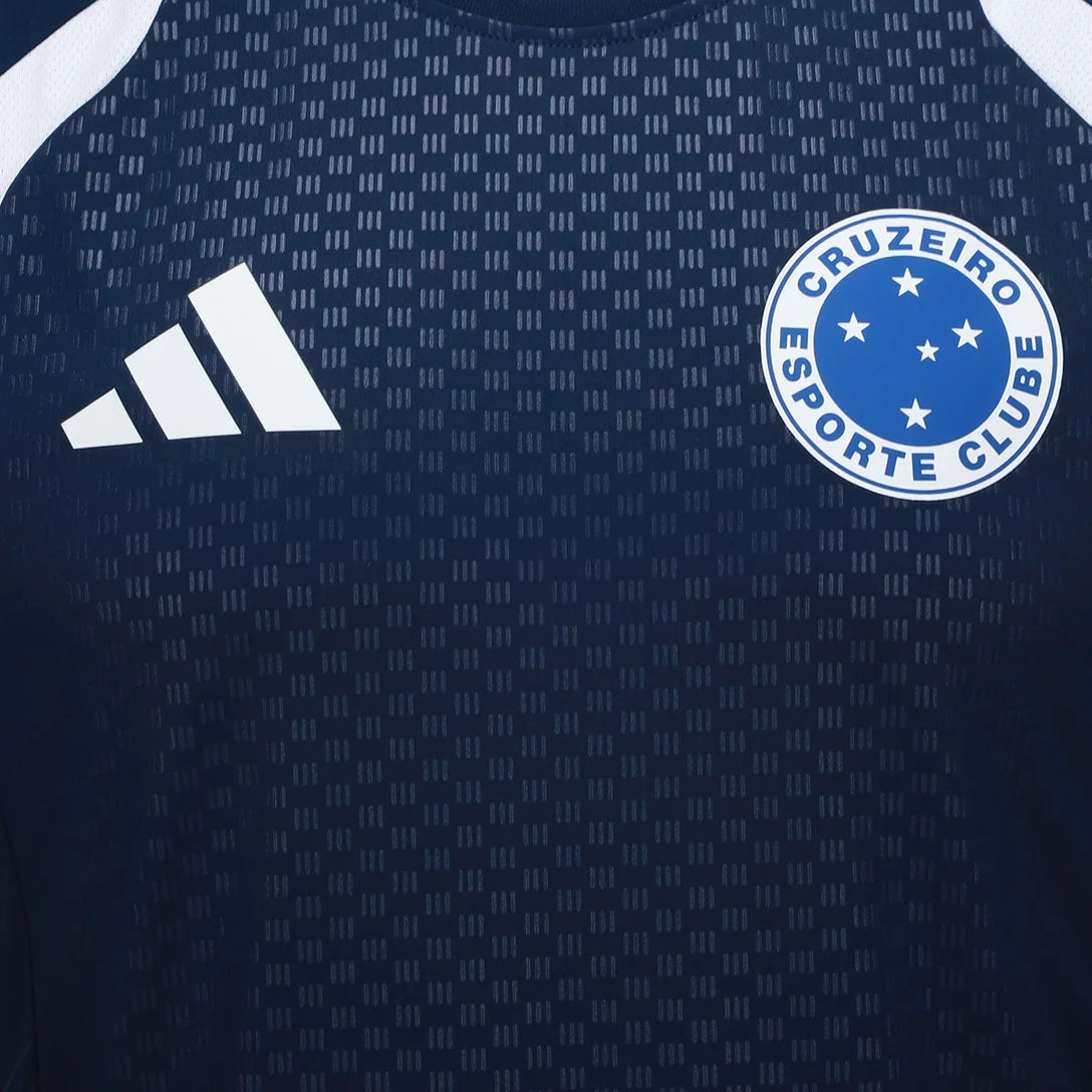 Camisa Adidas Cruzeiro 26/27 Treino, Camisa Futebol, Adidas, Ficha do Produto Vista as cores celestes com a Camisa Cruzeiro 26/27 Treino Adidas Masculina! Perfeita para os torcedores mais apaixonados pelo Cabuloso, esta camisa Cruzeiro treino é a mesma usada pelos jogadores, ideal para elevar seu desempenho e estilo. Com design moderno e funcional em predominância azul e detalhes brancos, o artigo conta com as clássicas três listras nas mangas e o escudo do Cruzeiro em destaque no peito. Confeccionada em te