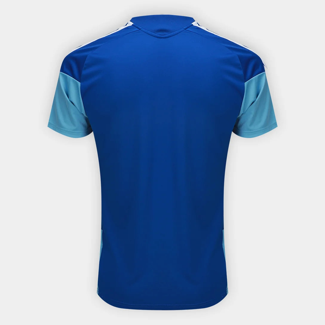 Camisa Adidas Cruzeiro 26/27 Treino, Camisa Futebol, Adidas, Ficha do Produto Vista as cores celestes com a Camisa Cruzeiro 26/27 Treino Adidas Masculina! Perfeita para os torcedores mais apaixonados pelo Cabuloso, esta camisa Cruzeiro treino é a mesma usada pelos jogadores, ideal para elevar seu desempenho e estilo. Com design moderno e funcional em predominância azul e detalhes brancos, o artigo conta com as clássicas três listras nas mangas e o escudo do Cruzeiro em destaque no peito. Confeccionada em te