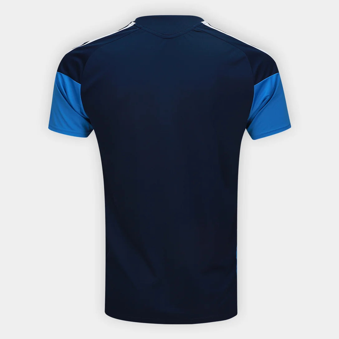 Camisa Adidas Cruzeiro 26/27 Treino, Camisa Futebol, Adidas, Ficha do Produto Vista as cores celestes com a Camisa Cruzeiro 26/27 Treino Adidas Masculina! Perfeita para os torcedores mais apaixonados pelo Cabuloso, esta camisa Cruzeiro treino é a mesma usada pelos jogadores, ideal para elevar seu desempenho e estilo. Com design moderno e funcional em predominância azul e detalhes brancos, o artigo conta com as clássicas três listras nas mangas e o escudo do Cruzeiro em destaque no peito. Confeccionada em te