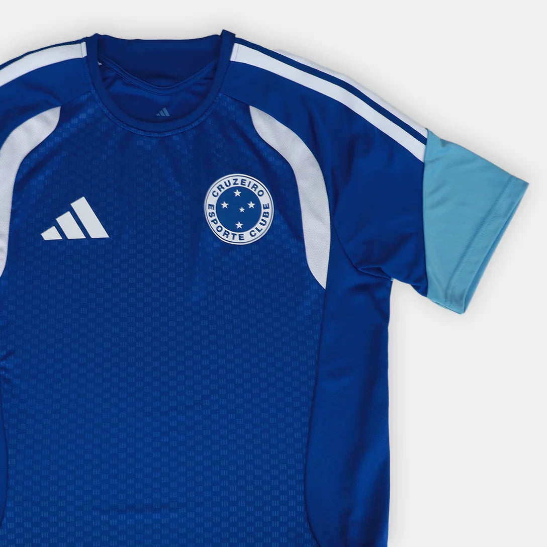 Camisa Adidas Cruzeiro 26/27 Treino, Camisa Futebol, Adidas, Ficha do Produto Vista as cores celestes com a Camisa Cruzeiro 26/27 Treino Adidas Masculina! Perfeita para os torcedores mais apaixonados pelo Cabuloso, esta camisa Cruzeiro treino é a mesma usada pelos jogadores, ideal para elevar seu desempenho e estilo. Com design moderno e funcional em predominância azul e detalhes brancos, o artigo conta com as clássicas três listras nas mangas e o escudo do Cruzeiro em destaque no peito. Confeccionada em te