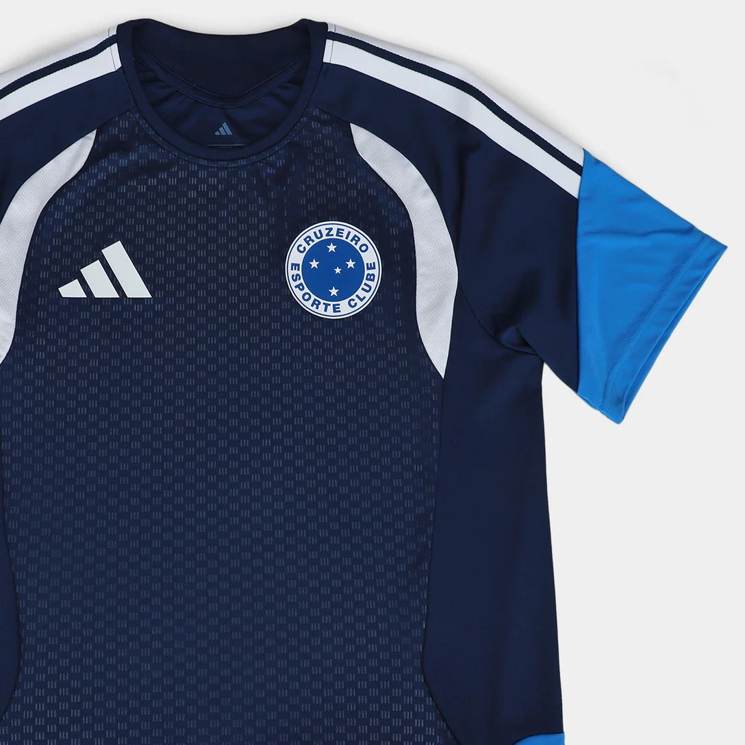 Camisa Adidas Cruzeiro 26/27 Treino, Camisa Futebol, Adidas, Ficha do Produto Vista as cores celestes com a Camisa Cruzeiro 26/27 Treino Adidas Masculina! Perfeita para os torcedores mais apaixonados pelo Cabuloso, esta camisa Cruzeiro treino é a mesma usada pelos jogadores, ideal para elevar seu desempenho e estilo. Com design moderno e funcional em predominância azul e detalhes brancos, o artigo conta com as clássicas três listras nas mangas e o escudo do Cruzeiro em destaque no peito. Confeccionada em te