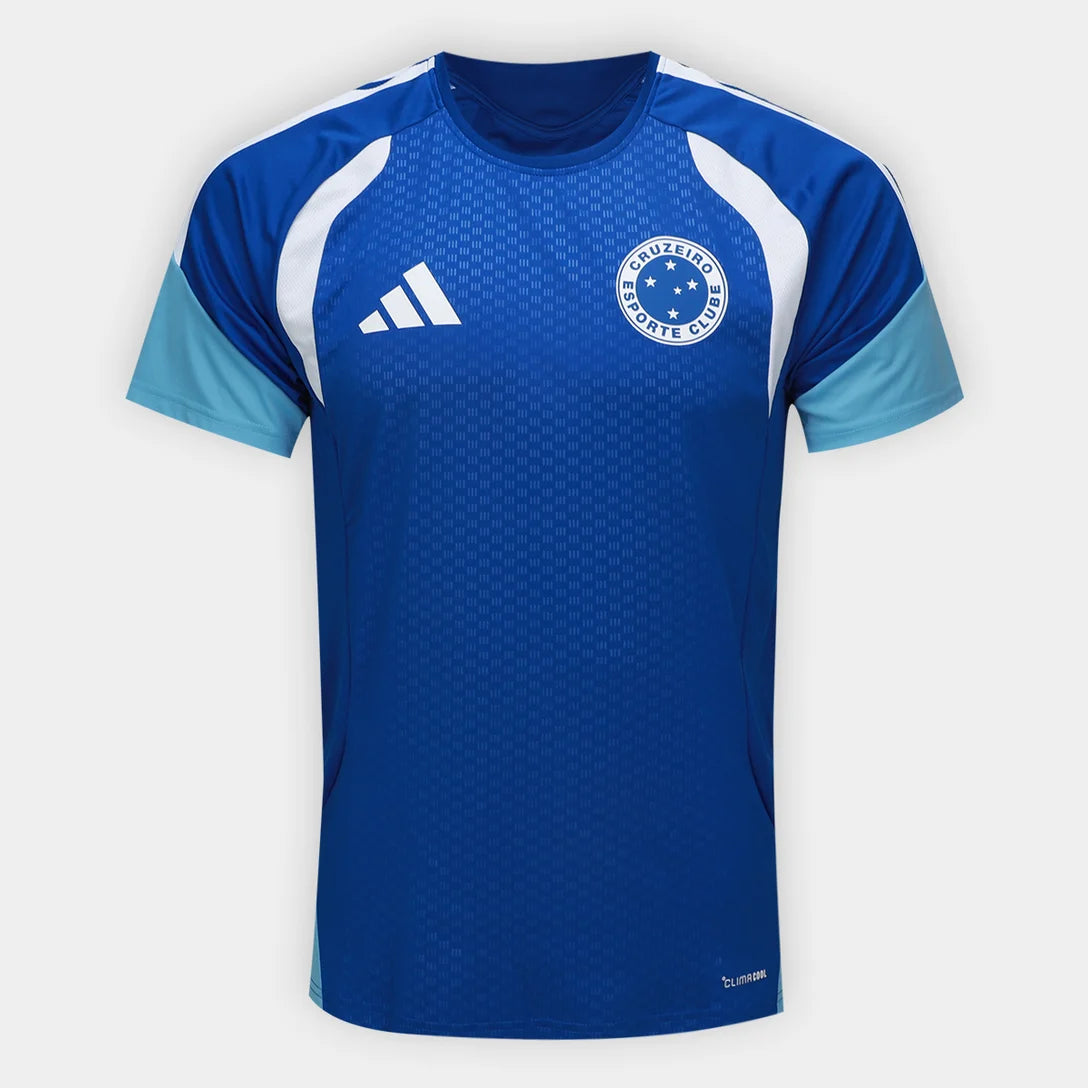Camisa Adidas Cruzeiro 26/27 Treino, Camisa Futebol, Adidas, Ficha do Produto Vista as cores celestes com a Camisa Cruzeiro 26/27 Treino Adidas Masculina! Perfeita para os torcedores mais apaixonados pelo Cabuloso, esta camisa Cruzeiro treino é a mesma usada pelos jogadores, ideal para elevar seu desempenho e estilo. Com design moderno e funcional em predominância azul e detalhes brancos, o artigo conta com as clássicas três listras nas mangas e o escudo do Cruzeiro em destaque no peito. Confeccionada em te
