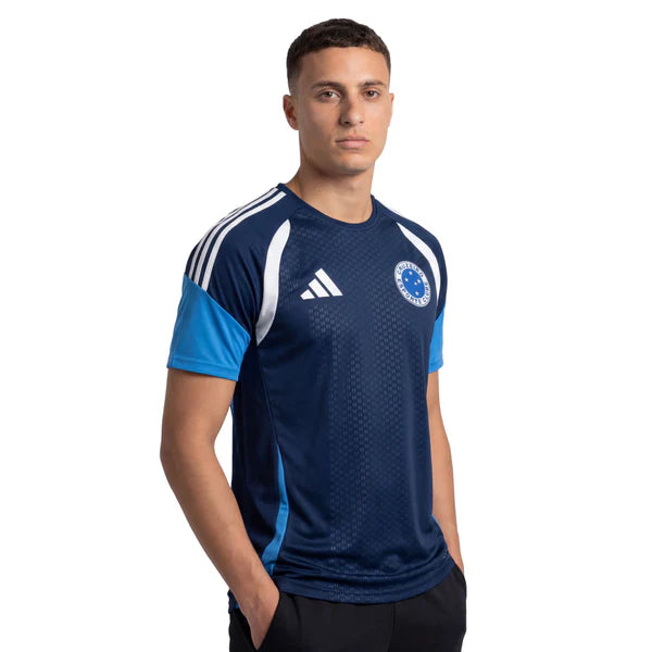 Camisa Adidas Cruzeiro 26/27 Treino, Camisa Futebol, Adidas, Ficha do Produto Vista as cores celestes com a Camisa Cruzeiro 26/27 Treino Adidas Masculina! Perfeita para os torcedores mais apaixonados pelo Cabuloso, esta camisa Cruzeiro treino é a mesma usada pelos jogadores, ideal para elevar seu desempenho e estilo. Com design moderno e funcional em predominância azul e detalhes brancos, o artigo conta com as clássicas três listras nas mangas e o escudo do Cruzeiro em destaque no peito. Confeccionada em te