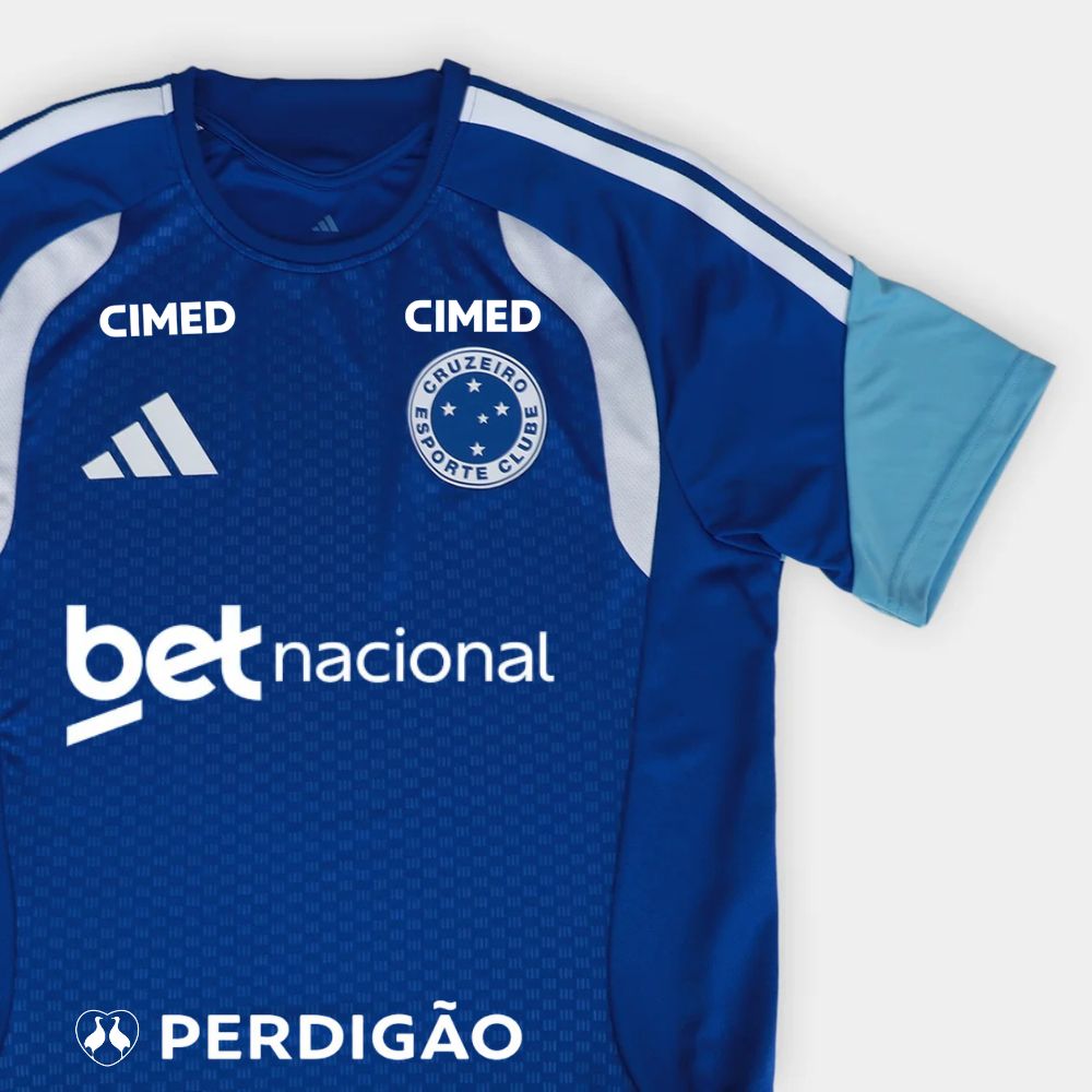 Camisa Adidas Cruzeiro 26/27 Treino C/ Patrocínios, Camisa Futebol, Adidas, Ficha do Produto Vista as cores celestes com a Camisa Cruzeiro 26/27 Treino Adidas Masculina! Perfeita para os torcedores mais apaixonados pelo Cabuloso, esta camisa Cruzeiro treino é a mesma usada pelos jogadores, ideal para elevar seu desempenho e estilo. Com design moderno e funcional em predominância azul e detalhes brancos, o artigo conta com as clássicas três listras nas mangas e o escudo do Cruzeiro em destaque no peito. Conf