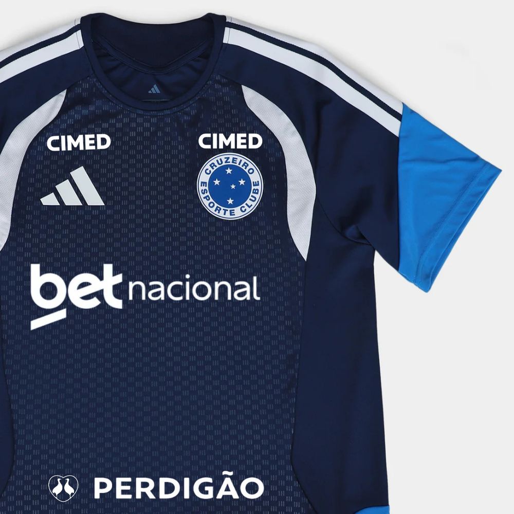Camisa Adidas Cruzeiro 26/27 Treino C/ Patrocínios, Camisa Futebol, Adidas, Ficha do Produto Vista as cores celestes com a Camisa Cruzeiro 26/27 Treino Adidas Masculina! Perfeita para os torcedores mais apaixonados pelo Cabuloso, esta camisa Cruzeiro treino é a mesma usada pelos jogadores, ideal para elevar seu desempenho e estilo. Com design moderno e funcional em predominância azul e detalhes brancos, o artigo conta com as clássicas três listras nas mangas e o escudo do Cruzeiro em destaque no peito. Conf