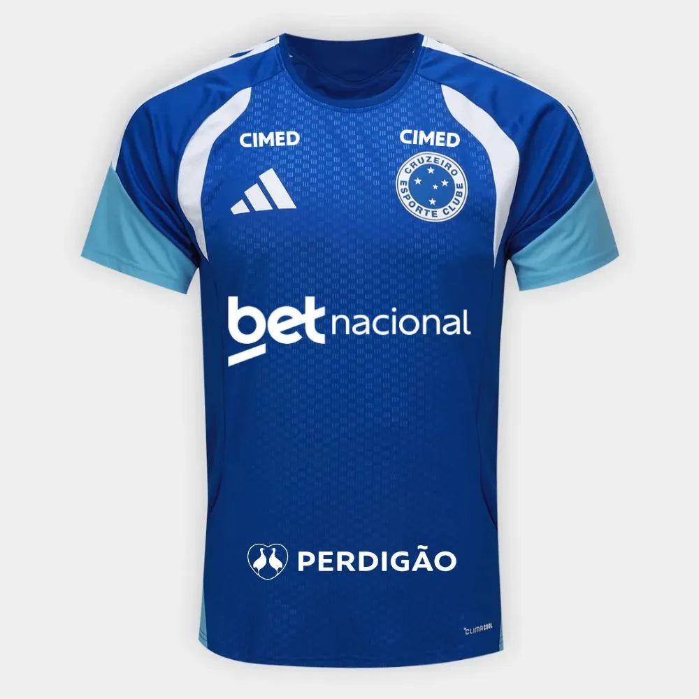 Camisa Adidas Cruzeiro 26/27 Treino C/ Patrocínios, Camisa Futebol, Adidas, Ficha do Produto Vista as cores celestes com a Camisa Cruzeiro 26/27 Treino Adidas Masculina! Perfeita para os torcedores mais apaixonados pelo Cabuloso, esta camisa Cruzeiro treino é a mesma usada pelos jogadores, ideal para elevar seu desempenho e estilo. Com design moderno e funcional em predominância azul e detalhes brancos, o artigo conta com as clássicas três listras nas mangas e o escudo do Cruzeiro em destaque no peito. Conf