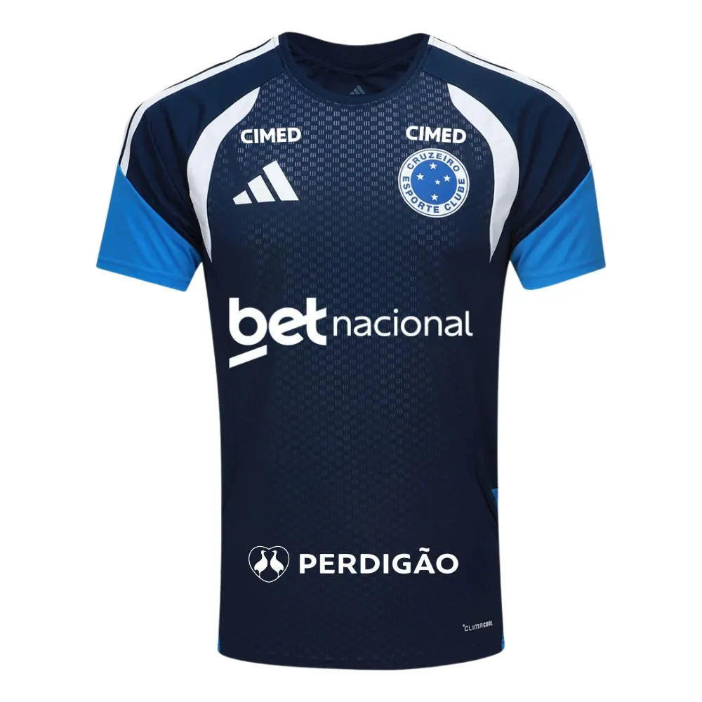 Camisa Adidas Cruzeiro 26/27 Treino C/ Patrocínios, Camisa Futebol, Adidas, Ficha do Produto Vista as cores celestes com a Camisa Cruzeiro 26/27 Treino Adidas Masculina! Perfeita para os torcedores mais apaixonados pelo Cabuloso, esta camisa Cruzeiro treino é a mesma usada pelos jogadores, ideal para elevar seu desempenho e estilo. Com design moderno e funcional em predominância azul e detalhes brancos, o artigo conta com as clássicas três listras nas mangas e o escudo do Cruzeiro em destaque no peito. Conf