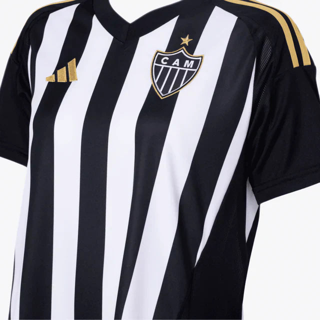 Camisa Adidas Feminina Atlético Mineiro 25/26 Home, Camisa Futebol, Adidas, Ficha do Produto TecnologiaAeroReady: Sistema que controla o excesso de umidade do corpo, garantindo a rápida secagem do suor durante os exercícios. Composição: 100% PoliésterMarca: AdidasIndicada para: Jogo/CasualGênero: MasculinoEscudo: BordadoOrigem: ImportadoManga: Curta PERSONALIZAÇÃO COM QUALIDADE OFICIAL Durável Maleável Não perde a cor-PIQUE DE JOGADOR