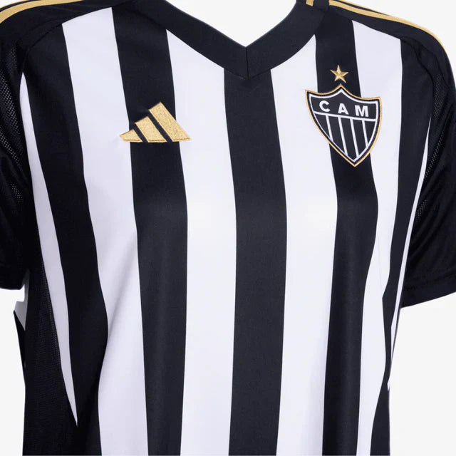 Camisa Adidas Feminina Atlético Mineiro 25/26 Home, Camisa Futebol, Adidas, Ficha do Produto TecnologiaAeroReady: Sistema que controla o excesso de umidade do corpo, garantindo a rápida secagem do suor durante os exercícios. Composição: 100% PoliésterMarca: AdidasIndicada para: Jogo/CasualGênero: MasculinoEscudo: BordadoOrigem: ImportadoManga: Curta PERSONALIZAÇÃO COM QUALIDADE OFICIAL Durável Maleável Não perde a cor-PIQUE DE JOGADOR