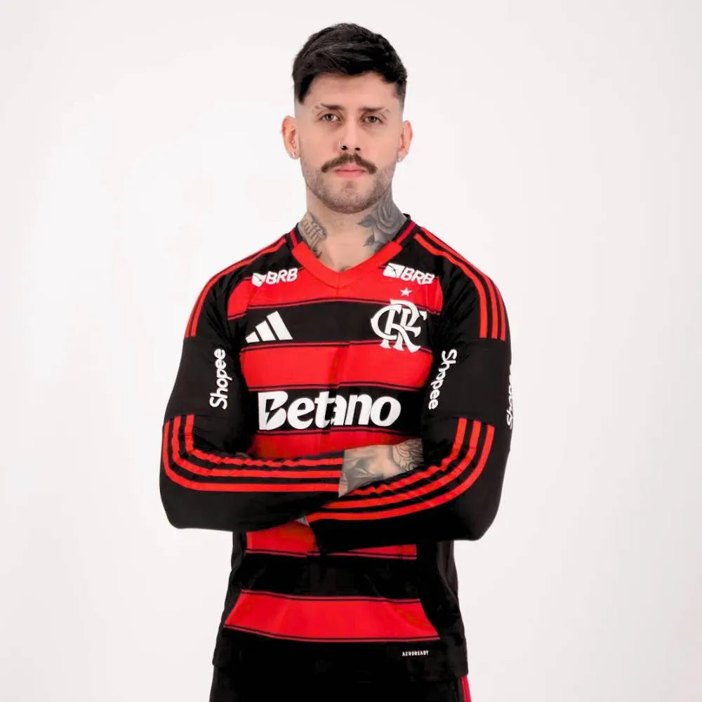 Camisa Adidas Flamengo 25/26 Home Manga Longa, Camisa Futebol, Adidas, Ficha do Produto TecnologiaAeroReady: Sistema que controla o excesso de umidade do corpo, garantindo a rápida secagem do suor durante os exercícios. Composição: 100% PoliésterMarca: AdidasIndicada para: Jogo/CasualGênero: MasculinoEscudo: BordadoOrigem: ImportadoManga: Curta-PIQUE DE JOGADOR