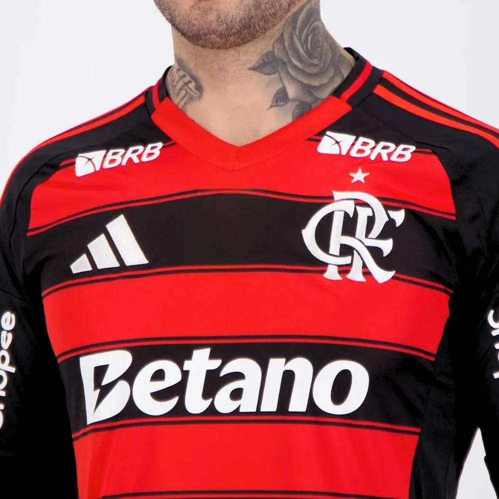 Camisa Adidas Flamengo 25/26 Home Manga Longa, Camisa Futebol, Adidas, Ficha do Produto TecnologiaAeroReady: Sistema que controla o excesso de umidade do corpo, garantindo a rápida secagem do suor durante os exercícios. Composição: 100% PoliésterMarca: AdidasIndicada para: Jogo/CasualGênero: MasculinoEscudo: BordadoOrigem: ImportadoManga: Curta-PIQUE DE JOGADOR