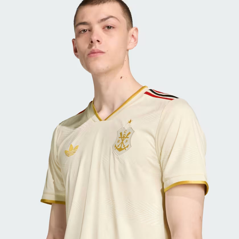 Camisa Adidas Flamengo 25/26 Third, Camisa Futebol, Adidas, Uma camisa comemorativa do Mengão que mantém os torcedores confortáveis. Com 130 anos de futebol brilhante na esteira do CR Flamengo, esta elegante terceira camisa da adidas homenageia as origens do clube na remo. Ele faz uma declaração com um distintivo vintage, detalhes em ouro e argolas sutis criadas a partir de um relevo inspirado no movimento de remada. AEROREADY garante que a umidade excessiva é coisa do passado para os fãs leais. Ficha do Pr