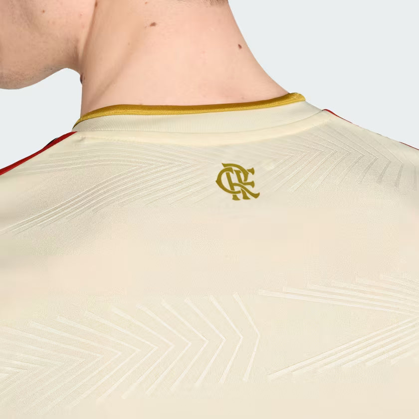 Camisa Adidas Flamengo 25/26 Third, Camisa Futebol, Adidas, Uma camisa comemorativa do Mengão que mantém os torcedores confortáveis. Com 130 anos de futebol brilhante na esteira do CR Flamengo, esta elegante terceira camisa da adidas homenageia as origens do clube na remo. Ele faz uma declaração com um distintivo vintage, detalhes em ouro e argolas sutis criadas a partir de um relevo inspirado no movimento de remada. AEROREADY garante que a umidade excessiva é coisa do passado para os fãs leais. Ficha do Pr